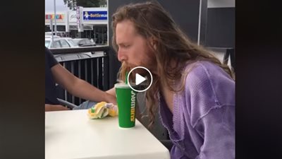 حيل غريبة لشاب ليمنع صاحبه عن المشروبات الغازية (فيديو)