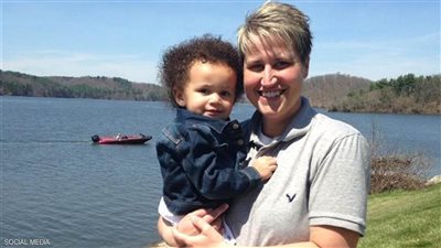 أمريكية بيضاء تقاضى «بنك حيوانات منوية» منحها طفلة سوداء