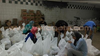 بالصور.. طلاب الجامعة الأمريكية يقدمون وجبات إفطار لأطفال بلا مأوى