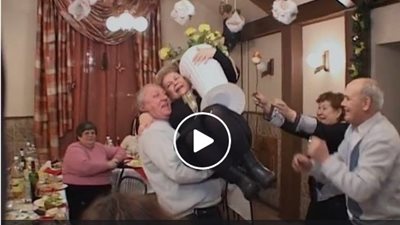 رجل عجوز يتسبب في سقوط مروع لزوجته أثناء الرقص (فيديو)