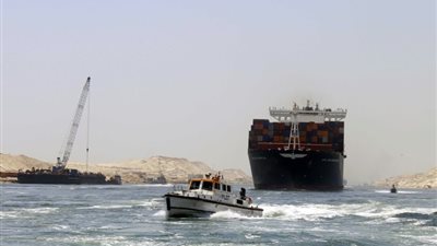 قناة السويس تشهد عبور 52 سفينة بحمولة 2،7 مليون طن
