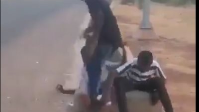 نهاية غير متوقعة لشباب ينظرون لفتاة تسير في الشارع (فيديو)