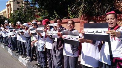 بالصور.. طالبات القناة الإعدادية ببورسعيد ينظمن مسيرة تنديدا بالإرهاب