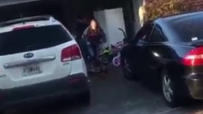 سقوط مروع لفتاة حسناء تستعرض مهاراتها في السير بالأسكوتر الذكي (فيديو)