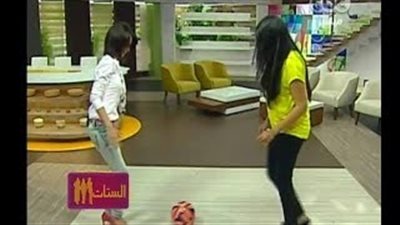 بالفيديو.. مذيعتا «سي بي سي» تستعرضان مهاراتهما في «كرة القدم»
