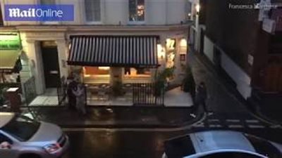 عصابة تعتدي على رجل مقعد بالألعاب النارية (فيديو وصور)