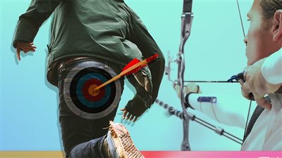 رجل يصطاد حرامي من الخلف بقوس وسهم