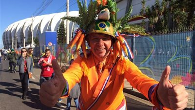 بالصور.. توافد جماهير هولندا وأستراليا على ملعب 