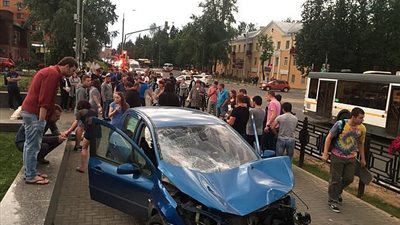 لحظة دهس سيارة 3 طلاب ودفعهم مسافة 5 أمتار (فيديو وصور)