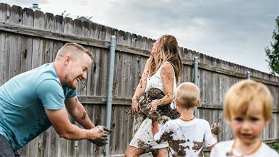 شاهد.. أغرب جلسة تصوير لأسرة في الطين