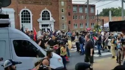 بالفيديو.. اشتباكات في فرجينيا الأمريكية بسبب «تمثال»