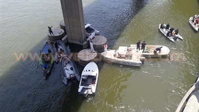 بالصور.. شرطة المسطحات تبحث عن ضحايا حادث كوبرى الوراق