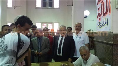 بالصور.. نائب رئيس جامعة القاهرة يتفقد مكتب التحويلات