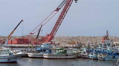 توقف حركة الصيد.. واستمرار حركتي الشحن والملاحة بميناء دمياط