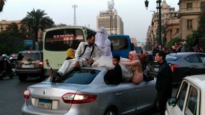 شاهد.. عروس منتقبة تشعل «فيس بوك» بطريقة زفافها في شوارع القاهرة