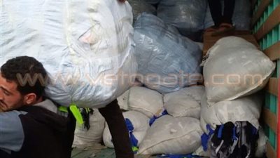 بالصور.. ضبط 5 أطنان ملابس مهربة داخل سيارة نقل ببورسعيد