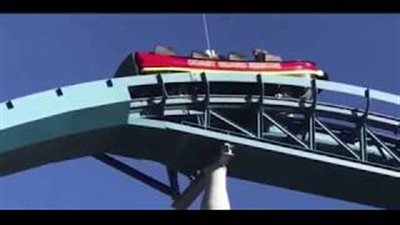 ركاب يعلقون بلعبة ملاهي على ارتفاع شاهق (فيديو)