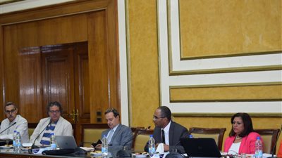 الإسكان تتابع تنفيذ برنامج خدمات الصرف الصحي الممول من البنك الدولى