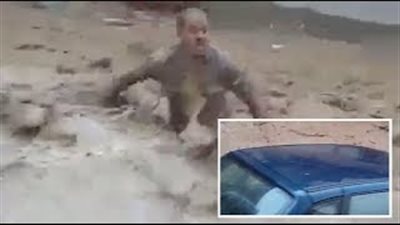 نهاية مفجعة لرجل حاول إنقاذ سيارته بعد أن جرفتها السيول (فيديو)