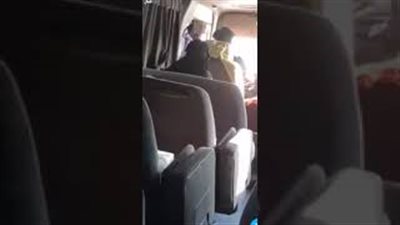 لحظة اعتداء سعودي على سائق حافلة طالبات في الرياض (فيديو)