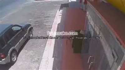 لحظة اقتحام لص سوبر ماركت وسرقته بالسعودية (فيديو)