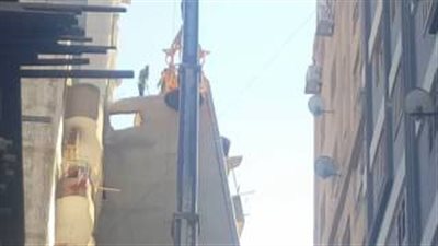 بالفيديو.. محاولات جديدة لهدم عقار «الأزاريطة المائل» في الإسكندرية