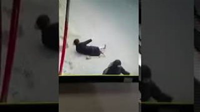 لحظة سحل لص امرأة وسرقتها في اليمن (فيديو)