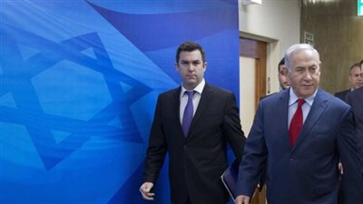 صحيفة عبرية: 12 سيدة يتهمن مستشار نتنياهو بالاعتداء الجنسي