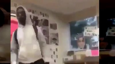 لحظة اعتداء طالب على معلمته بالضربة القاضية (فيديو)