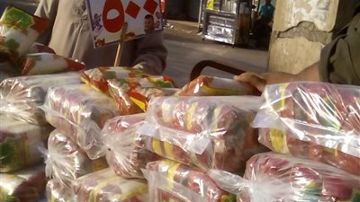 بالصور.. مبادرة شبابية بأسيوط لمحاربة الغلاء وبيع الأرز بـ5 جنيهات