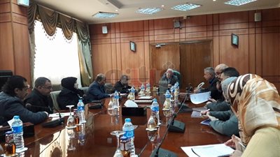 محافظ بورسعيد يبحث موقف المصانع المتعثرة