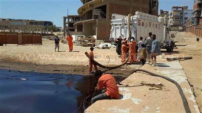 بالصور.. محاصرة البقع الزيتية بشواطئ الغردقة