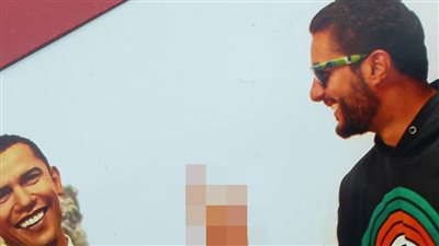 بالصورة.. أحمد الفيشاوي يرفع يده بإشارة خارجة لأوباما