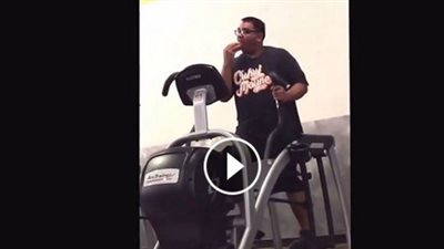 بالفيديو.. شاب يتناول الطعام أثناء ممارسته الرياضة يثير السخرية