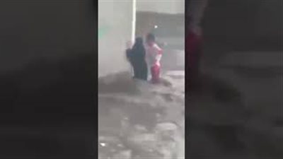 لحظة إنقاذ شاب لامرأة يمنية من الغرق (فيديو)