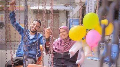 «من حقها الدلال».. «فوتوسيشن» لشاب مع والدته في شوارع الإسكندرية