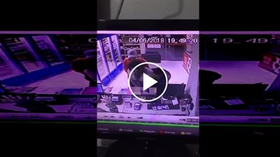 لحظة اعتداء لصين على زبونة بالضرب داخل متجر (فيديو)