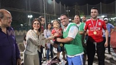 وزيرة التعاون تسلم الكأس للفائز على فريق مكتبها في دورة كرة القدم