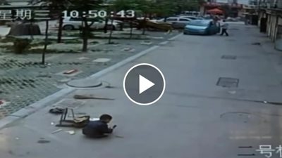 لحظة نجاة طفل من الموت بعد تعرضه لحادث دهس مروع (فيديو)