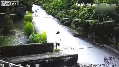 لحظة إنقاذ رجل طفلة من الغرق (فيديو)