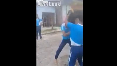 لحظة طعن فتاة لأخرى في «خناقة» بينهما (فيديو)