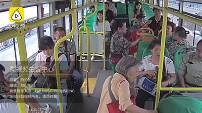 عمل بطولي لسائقة حافلة تنقذ سيدة من الانتحار (فيديو)