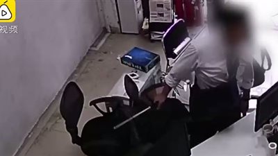 لحظة اعتداء رجل على فتاة رفضت مواعدته (فيديو)