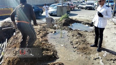 بالصور.. كسر ماسورة مياه يتسبب في كثافات مرورية بمدينة نصر