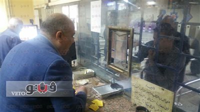 بالصور.. رئيس «المترو» يقطع التذاكر للركاب