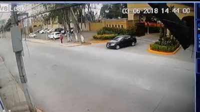 نجاة عامل توصيل من حادث دهس مروع (فيديو)