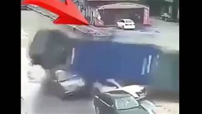 لحظة دهس شاحنة ضخمة 3 سيارات (فيديو)