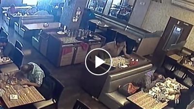 لحظة انفجار هاتف في جيب رجل أثناء تناوله الطعام (فيديو)