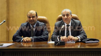 بالصور..برلماني يطالب بإقالة الحكومة بسبب فساد موسم توريد القمح