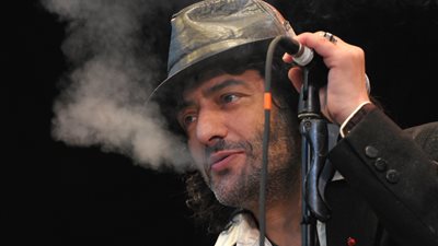 أصدقاء رشيد طه يلقون نظرة الوداع على جثمانه (فيديو)